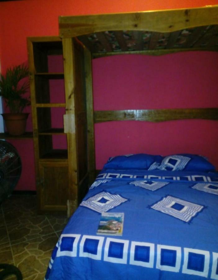 The Venue - Utila Hostel Buitenkant foto