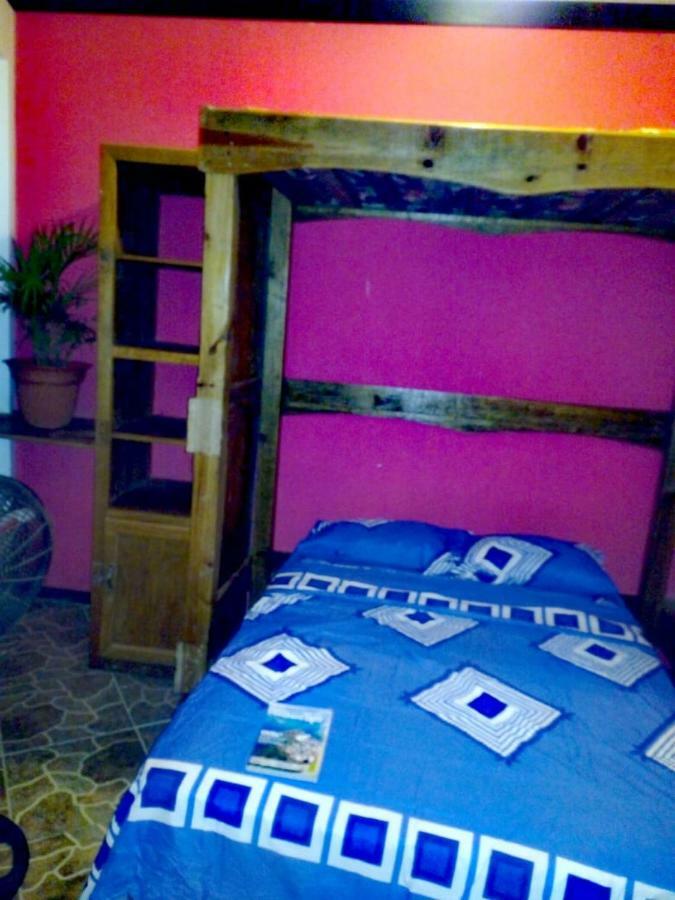 The Venue - Utila Hostel Buitenkant foto
