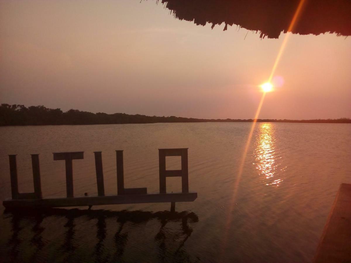 The Venue - Utila Hostel Buitenkant foto
