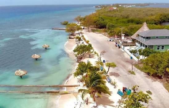 The Venue - Utila Hostel Buitenkant foto