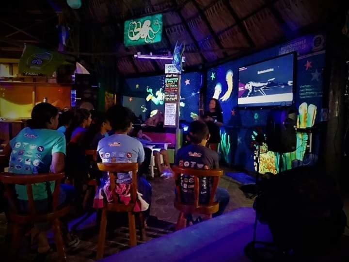 The Venue - Utila Hostel Buitenkant foto